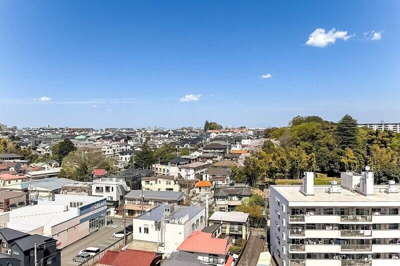 窓の先には、スーッと視線が伸びる広い空。視界が開けていて気持ちのいい眺め！