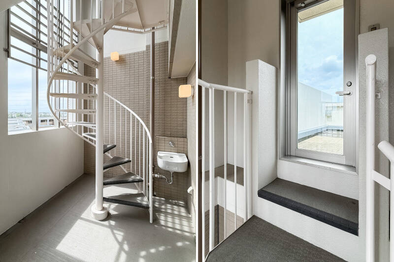 <b>左・</b>螺旋階段の横にはスロップシンク。植物への水やりはもちろん、バルコニーが広いので夏場はプール遊びもできますね。/<b>右・</b>上に到着。ここまで屋根がかかっているので雨に濡れる心配はありません。