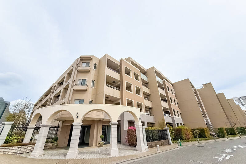 2008年築、2棟構成で全341戸のビッグコミュニティ。充実した共用部に、カフェラウンジやゲスト宿泊用のゲストルーム、ミーティングルームもありますよ。2021年に大規模修繕工事を終え、とてもきれいな状態です。