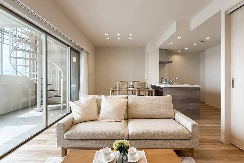 あたたかな日差し、ディスプレイ家具の雰囲気も相まって、やわらかな印象の空間です。