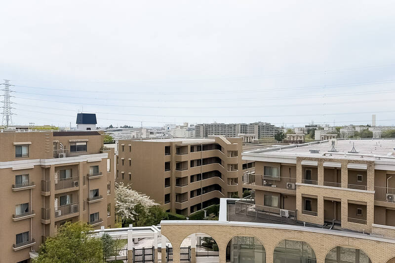 高台+最上階なこともあり、周囲より目線が高く見晴らし良好。中央に「東急百貨店 たまプラーザ店」が見えますね!