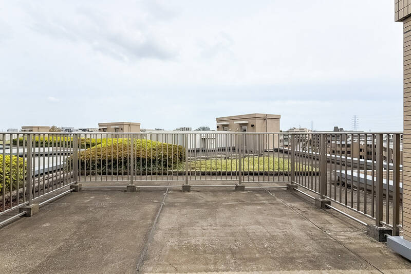 190戸あるこちらの棟のうち、ルーフバルコニーが付いているのはわずか11戸。所々に植栽があり、緩衝材の役割を果たしています。