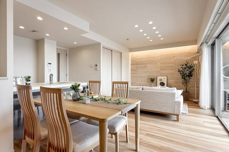 リビングダイニング(LD)には床暖房が備わっています。リビングスペースの壁面には木目調の化粧パネル。