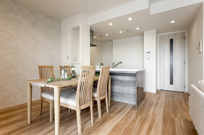 参考レイアウトのように、キッチン前にダイニングテーブルを置くとフィットしますね。袖壁にはニッチが付いています。