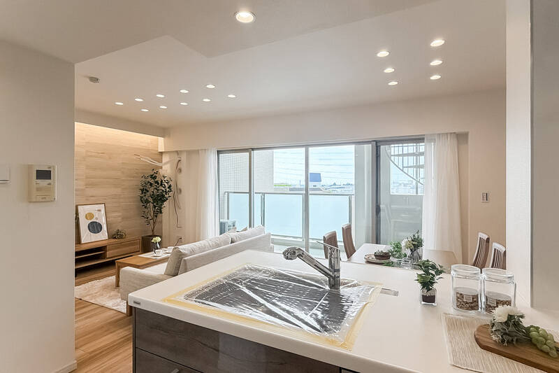 お料理しながら空を眺めることができますよ◎ LD全体が見渡せるため、ご家族の会話も弾みそうです。