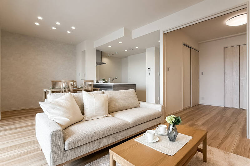 引き戸を開けると居室が出現。床にレールがないので一体的に空間を使っていただけます。