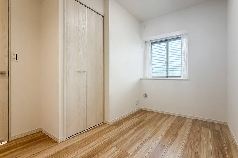 同じく共用廊下向き。コンパクトなクローゼットが付いています。