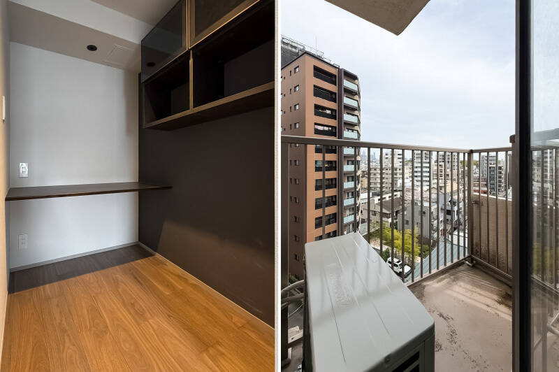 <b>左・</b>セミクローズドなデスクスペースは、作業に集中できそう。カウンターの上下にコンセントが取り付けられています。／<b>右・</b>主に室外機置き場の役割ですが、小さなテラスも。