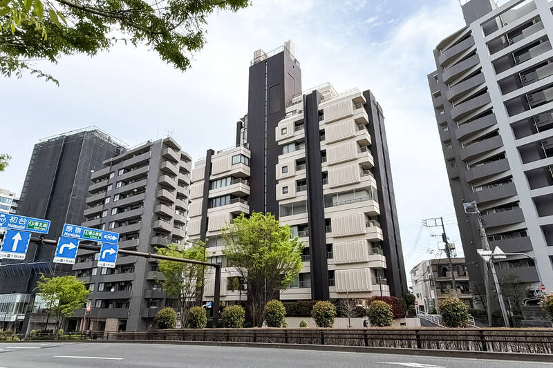 山手通りをよく通る “ヴィンテージマンションマニア” な方ならきっと脳裏に焼き付いているであろう、黒い支柱に白いキューブが積み上がったような外観。メタボリズムの意匠を纏った1971年築、全28戸のマンションです。