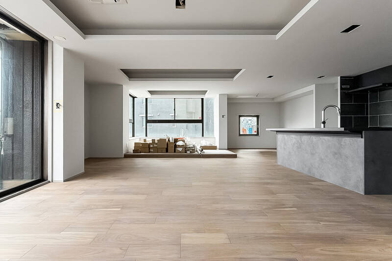 一角には小上がりのようなスペースが設けられています。コーナーサッシと観葉植物に囲まれた憩いのスペースにすると素敵そう。