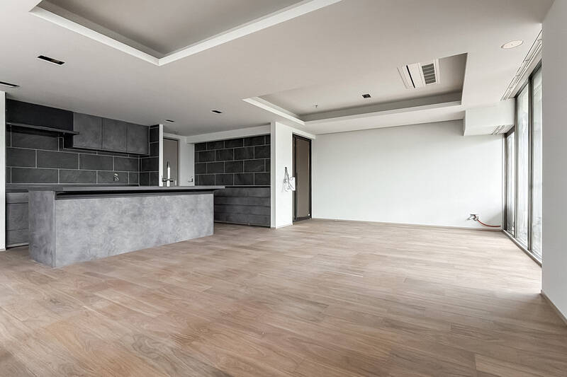 これだけ広いと大きな家具をゆったり配置できそうですし、ご家族やご友人を招いてのホームパーティーも頻繁に開催したくなりそうです。キッチンカウンターの前にスツールを置いて、バーのような雰囲気を楽しむこともできそうですよ。