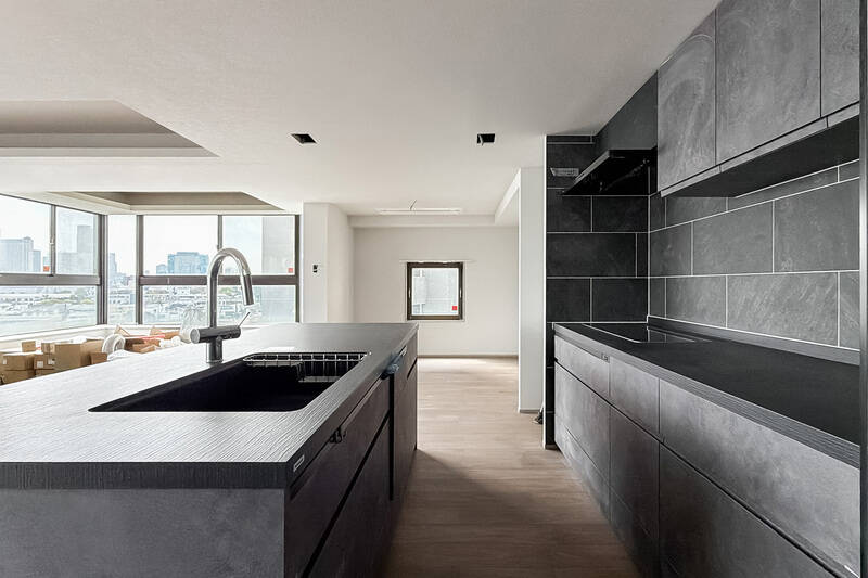 キッチンはシンクとIHコンロがセパレートされたⅡ型。お料理しながら外の景色も、室内全体も見渡していただけます。