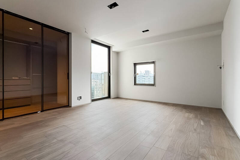 小さな窓が南東向き、大きな窓が北東向き。いずれも開閉できるので、風を通すことができますよ。