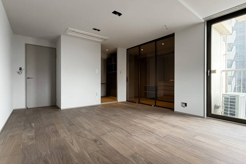 色ガラスの引き戸で仕切られたウォークインクローゼット（WIC）の横に、ちょっとしたデスクスペースが。