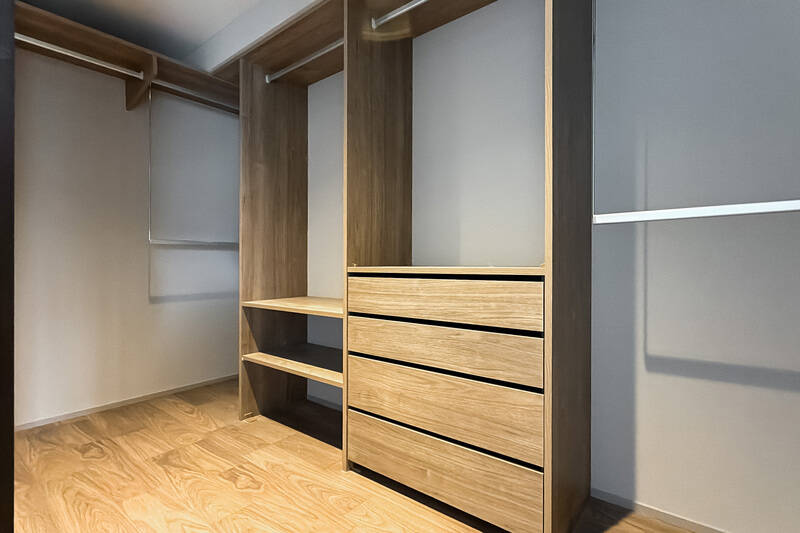 WICは備え付けの収納のほか、L字にハンガーパイプが取り付けられ大容量。