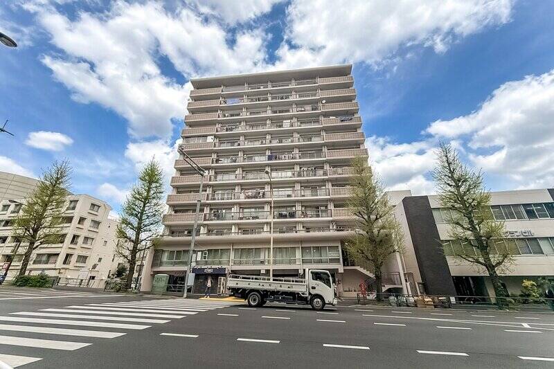 今回ご紹介するのは、JR中央線・総武線、東京メトロ丸ノ内線が乗り入れる「荻窪」駅から徒歩7分。青梅街道沿いに佇む、総戸数64戸のマンションです。