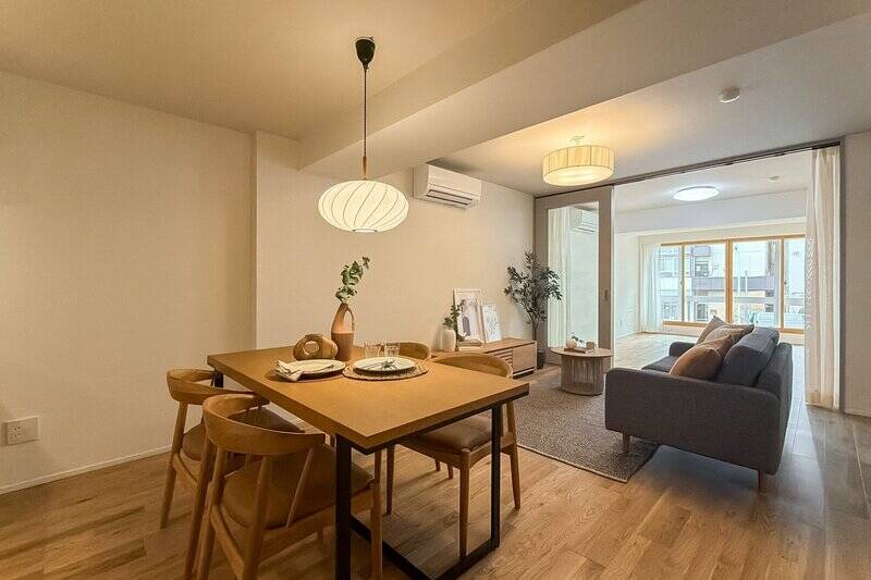 約17.3帖のLDK。隣接する洋室Aのガラス建具を通して、南西向きの窓から自然光が差し込みます。