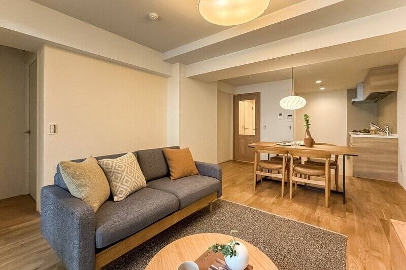 内装はオークの突板フローリングを基調とした、ベーシックで落ち着きのあるデザイン。