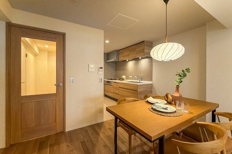 <p>キッチンをリビングダイニング（LD）から奥まった位置に配置しているので、調理家電などへ視線が届きにくく、生活感を抑えられます。</p>