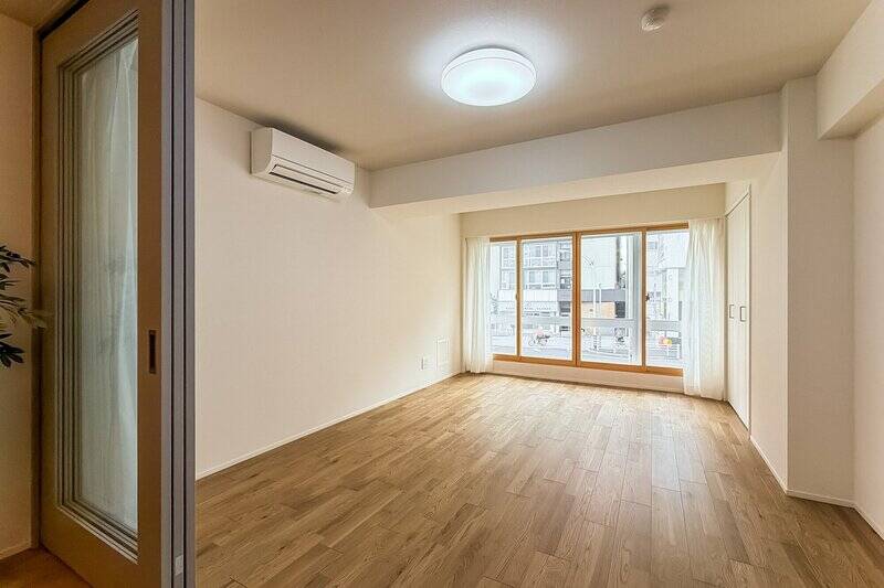 約11.3帖の洋室A。LDKの延長スペースとしても使える、可変性のある居室です。