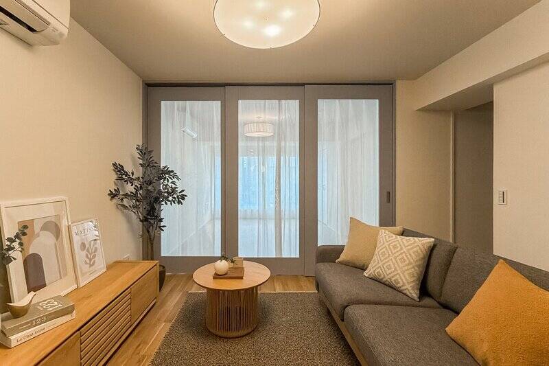 カーテンを閉じた様子をLDからも見てみましょう。ガラス入り建具の開口部が広いので、室内に日差しを届けつつ、圧迫感なく仕切ることができています。