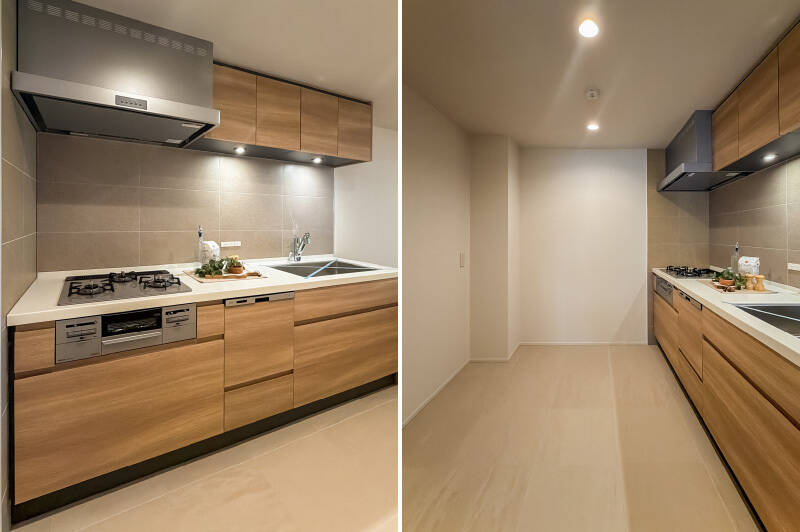 <b>左・</b>キッチンは3口コンロタイプで食洗機付き。／<b>右・</b>背面には冷蔵庫置き場と並べて、カップボードを設置できるスペースがあります。