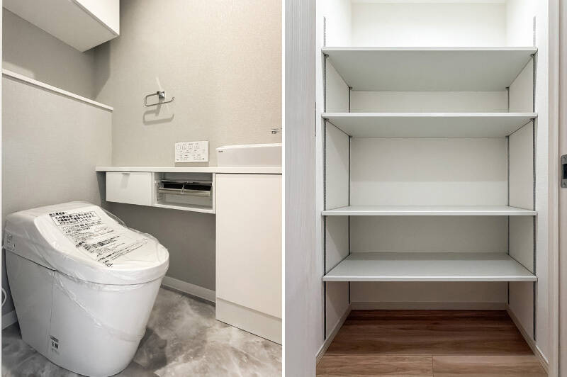 <b>左・</b>トイレは手洗いカウンター付き。/<b>右・</b>廊下収納は奥行きが深く、大きな荷物もすっぽり収まりそう。可動棚で調整が効くのもいいですね。