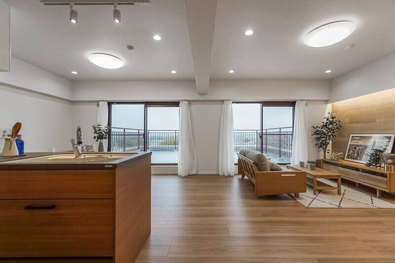 LDKは約21.5帖の余裕ある広さ。南西側に掃き出し窓があり、その向こうに夢とルーフバルコニーが広がっています。