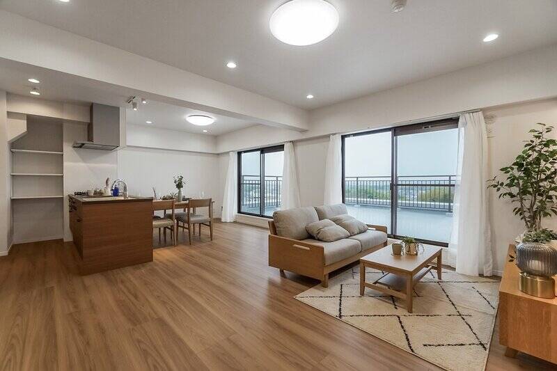 角度を変えてもう一枚。横に長い長方形の空間なので、リビングとダイニング、各エリアを均等に自然光が照らしてくれますよ。取材時は曇り空でしたが、晴れた日を想像するとニヤニヤしちゃいますね。