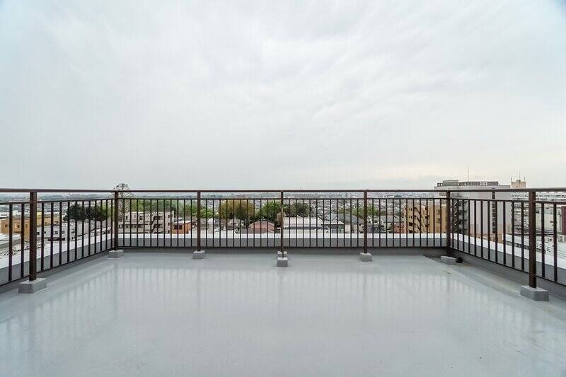 LDKがそのまま外に拡張したような、一体感のあるルーバルです。ちなみに現在地はマンション最上階の8階。周囲に背の高い建物は見当たらず、視線を気にせずに思いっきりくつろぐことができそうです◎