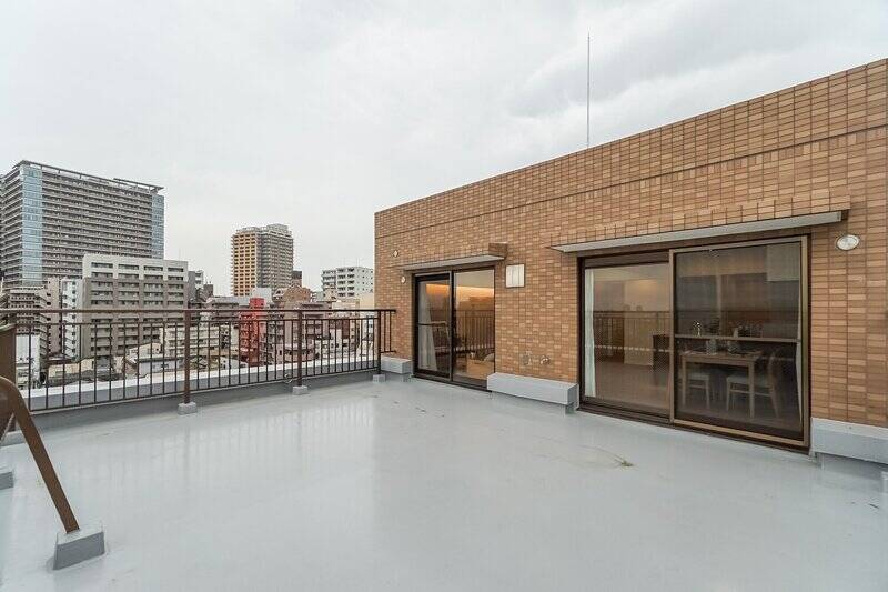 天気のいい日にはルーバルでランチしたりするのも素敵ですね。約16.5㎡のちょうどいい広さ＆整った四角形なので、ウッドデッキや人工芝も敷き詰めやすそうです。理想の屋外リビングを追求しちゃいましょう！