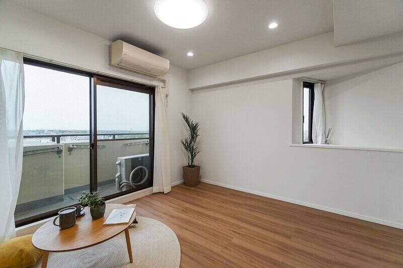 3つある洋室のうち、最も大きな洋室A。南東向きの掃き出し窓の向こうには、ルーバルとは別に通常のバルコニーが延びています。こちらも眺望良好ですよ。