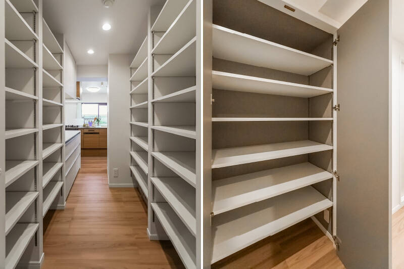 <b>左・</b>廊下側からパシャリ。す、すごい。両サイドの棚が、まるでお店の什器かのようです。／<b>右・</b>なんと廊下にも、このサイズ感の収納が “ふたつ” 備わっています。感動です。