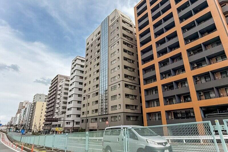 舞台は「錦糸町」駅から徒歩7分に位置するマンション。2000年竣工のため、まだまだ若々しいお顔立ち。今回は、カウカモがプロデュースした住戸をご紹介します。