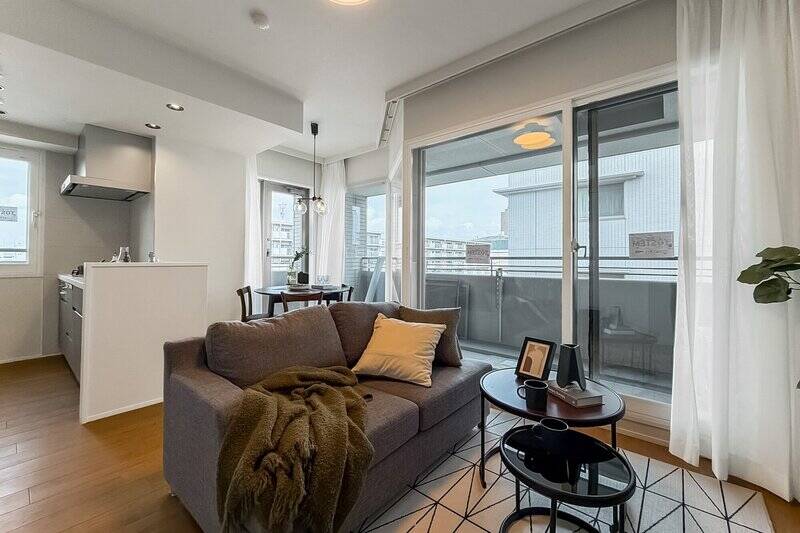 窓の多い約13.1帖のLDK。ひとクセある、特徴的な窓の形に合わせてリビングスペースとダイニングスペースがゾーニングされています。