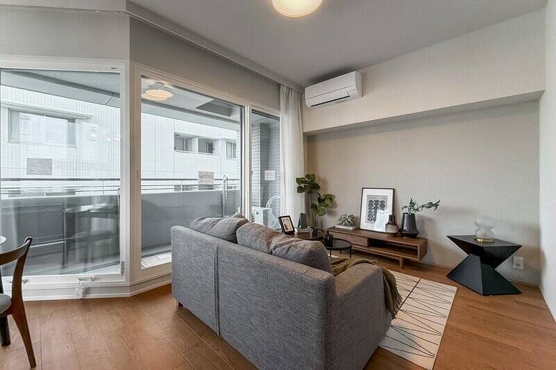 こちらはリビング側。グレーの壁紙が空間にアクセントを与えています。どんな家具にも合わせやすい色味なのがうれしい。