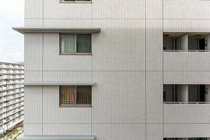 LDKからつながる、東側のバルコニーからの眺望。正面の建物からの視線が少し気になりそうです。カーテンなどで対策を。