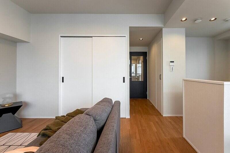 室内に戻ってきました。キッチンの腰壁には、リビング側のアクセントクロスと同じグレーのクロスを採用しています。