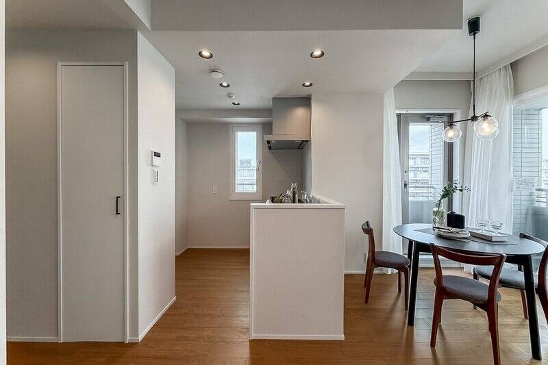 キッチンの背面には、冷蔵庫とカップボードを並べて置けるスペースが確保されています。左手の開き戸の中は収納になっており、食品ストックを置くなどパントリーとして重宝しそう。