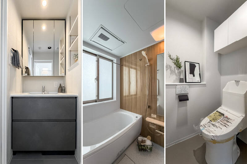 <b>左・</b>カウカモオリジナルの洗面台。三面鏡の収納のほか、右手には可動棚のニッチ収納が備わっています。飾り棚としても活用できそうですね。／<b>中央・</b>浴室乾燥機付きのユニットバスは1317サイズ。北側に窓が設けられているので、通気性がよさそ◎ ／<b>右・</b>吊り戸棚が付いたシンプルなトイレ。