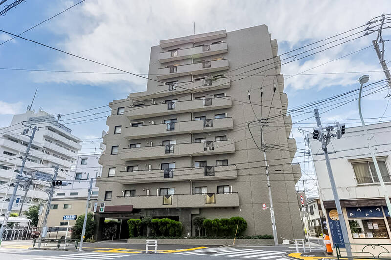 今回ご紹介する物件は、最寄りの都営三田線「千石」駅から徒歩7分の場所に建つマンション。1997年竣工、オートロック・宅配ボックスが備わっています。