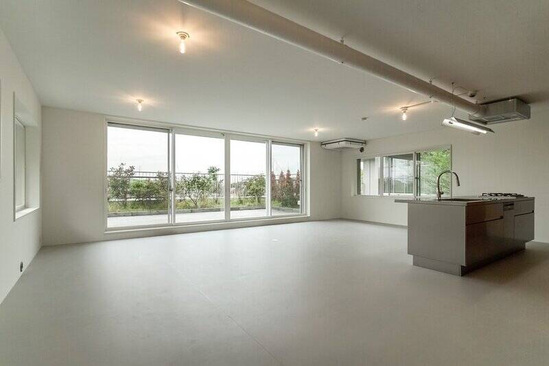 広いですね……！ 三面の窓に囲まれた、北西向きのLDK。外の景色と一体になれる、贅沢な開放感を味わえます。