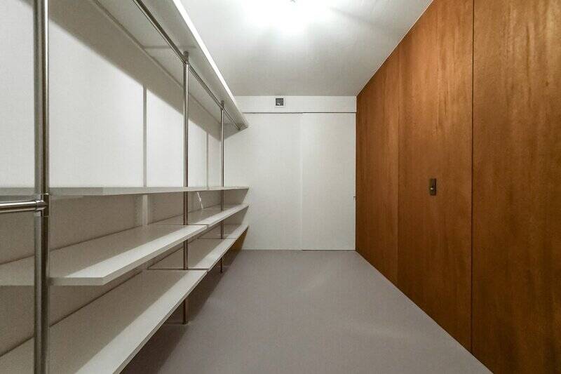 約5.7帖の贅沢なウォークスルークローゼット（WTC）は、寝室としても使えるほどの広さ。洋室Cと洗面室のどちらからも出入り可能です。