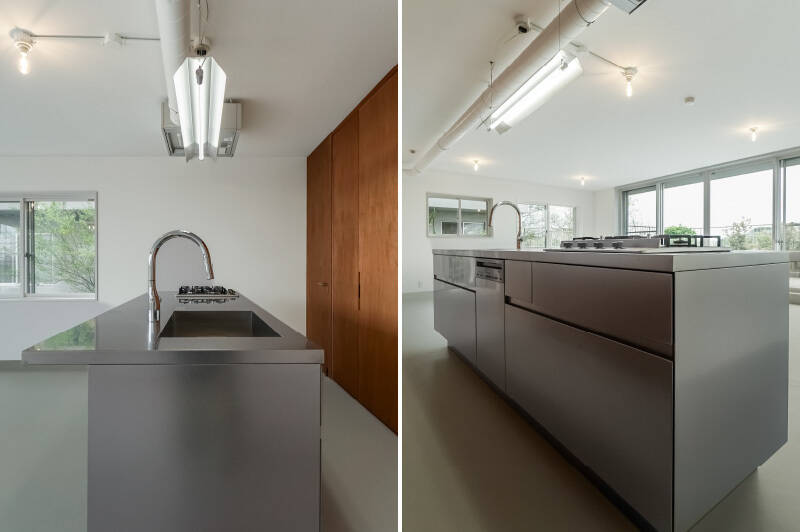 <b>左・</b>ステンレスで統一されたキッチン。カウンタートップからシンクへと続くラインの美しさに目を引かれます。／<b>右・</b>4口コンロ、ミーレ製食洗機、グースネック型水栓を備え、機能面も充実。