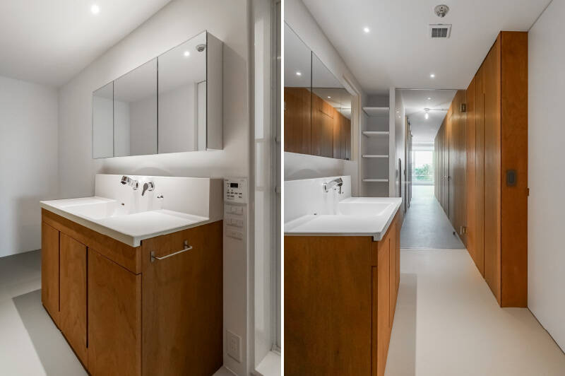 <b>左・</b>同じラワン材で仕上げたワイドサイズの洗面化粧台。／<b>右・</b>洗面室の扉はクリアガラスで、奥まった位置にありながらも、光と緑を感じられる空間です。