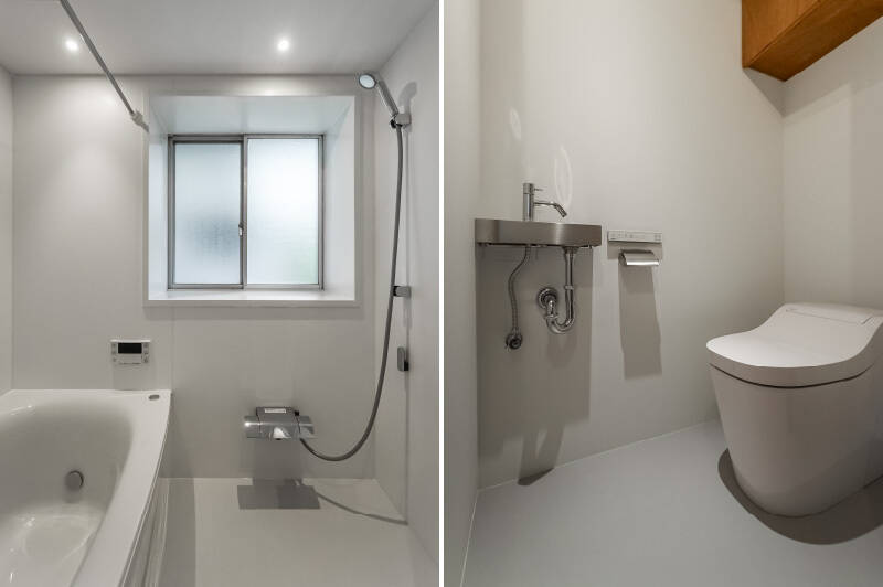 <b>左・</b>バスルームは浴室乾燥機付きで、サイズは1418。換気に便利な窓も備えています。／<b>右・</b>トイレはタンクレスで、独立手洗いカウンター付きです。