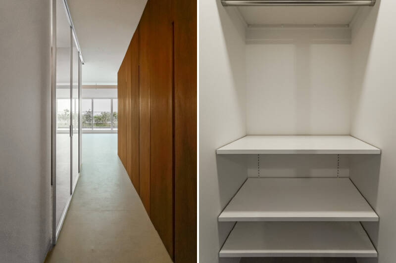 玄関前の廊下には、ラワン材のパネルが壁一面に。開き戸を開けると、奥行きのある収納が3つ現れます。