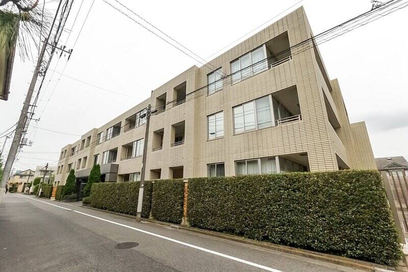 <p>2002年に竣工された、新耐震基準マンション。植栽はきちんと剪定され、顔立ちが整っています。総戸数は26戸と小規模で、プライベート性が高め。<b>ペットは、小型犬・猫を2匹まで飼育可能(細則あり)</b>ですよ。</p>
