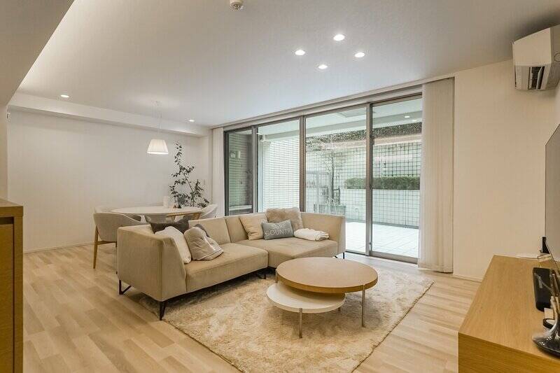 テラスに面したハイサッシが大迫力! <b>広さは約22.1帖、天井高は2.5m</b>とゆったりとした空間で、開放感に溢れています。