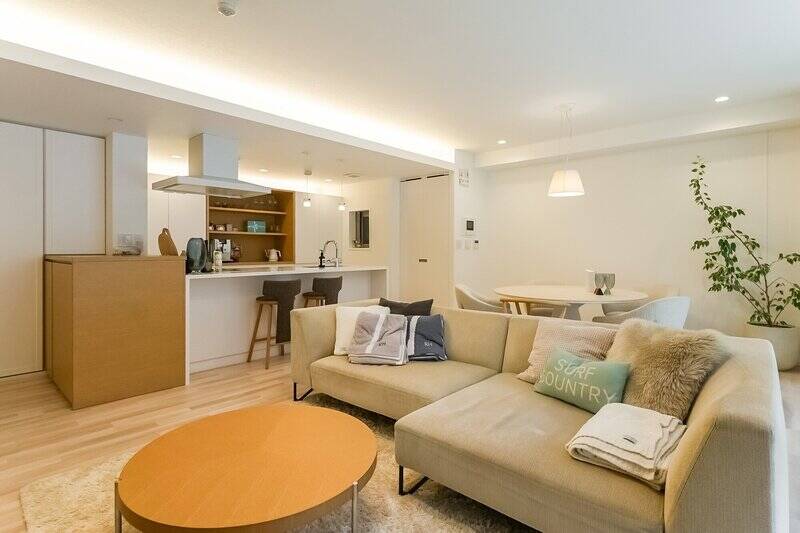 全体的に内装は白に統一。テラスからの光も相まって、地下階特有の薄暗さは感じません。夏は陽が入りすぎないので、涼しく過ごせるそうです。